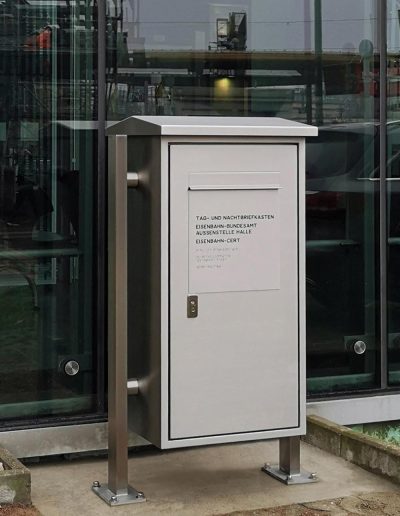 Tag- und Nachtbriefkasten in einem Standrahmen mit einem Hinweisschild mit der Aufschrift "Eisenbahn-Bundesamt Aussenstelle Halle Eisenbahn-Cert"